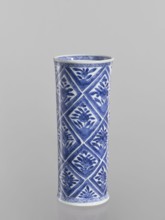 Vase, Chinese, blue-and-white porcelain, ceramics; cylindrical vessel with geometric and floral