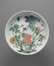 Platter, signed. Decorated with images of birds and chrysanthemums. 19th century, China. Dish,