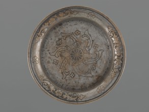 Bowl, Islamic art. Metal bowl with a flat bottom, low straight wall and slightly rounded rim.
