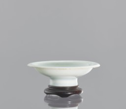 Alcohol bowl with base., Chinese; 19th century. Porcelain vodka bowl alcohol vessel with plate-like