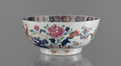 Bowl, Chinese, 19th century. Colored porcelain with grey-white glaze. Bowl on a flat-rimmed foot.