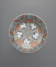 Plate, Colored porcelain, decorative vessel with serrated edge. Decoration: in the mirror, round
