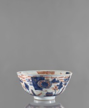 Bowl, Japanese, Edo 1603–1868, ceramics, colored porcelain. Decoration: on the outside a stylized