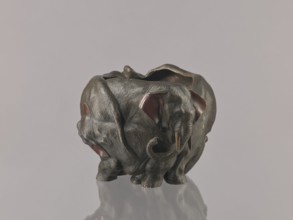 Flowerpot, gift, Japanese art, Meiji 1868–1912, bronzes, flowerpot/jardiniere/vase with animal