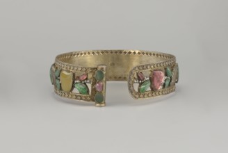 Headband; Openwork inlaid with glass, semi-precious stones, river pearls and beads; plant ornament;