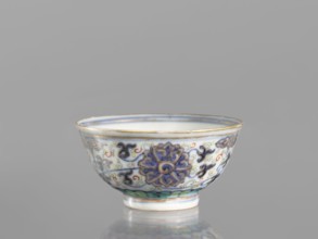 Bowl, Chinese, Qing dynasty 1644–1911, 19th century; colored porcelain vessel with plant and floral