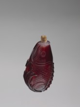 Snuffbox with spoon;, Snuffbox in the shape of a fish with a folded fin, with spoon; materials: