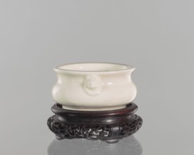 Table stand;, Shallow, recessed base on four feet. 19th century, Qing 1644–1911, China.