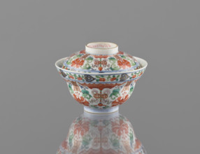 Bowl with lid; Chinese colored porcelain; Qing dynasty, Qianlong period (1736–1795); decorated with