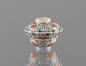 Bowl with a lid; Chinese colored porcelain, Qing dynasty (Qianlong period/style, 1736–1795);