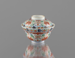 Bowl with lid; Chinese colored porcelain; Qing dynasty, Qianlong period/style (1736–1795);