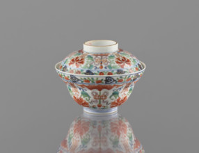 Bowl with a lid; Chinese colored porcelain; Qing dynasty, Qianlong period/style (1736–1795);