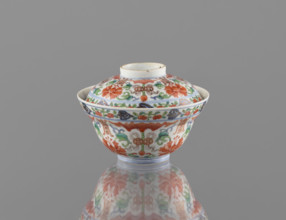 Bowl with a lid. Chinese, Qing dynasty (Qianlong period, 1736–1795), colored porcelain. Decorated