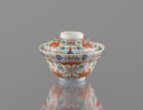 Bowl with lid; Chinese colored porcelain; Qing dynasty, Qianlong period (1736–1795); decorated with