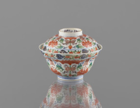 Bowl with a lid; Chinese colored porcelain, Qing dynasty (Qianlong period, 1736–1795), decorated