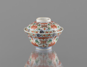 Bowl with a lid; Chinese colored porcelain; Qing dynasty, Qianlong period/style (1736–1795);