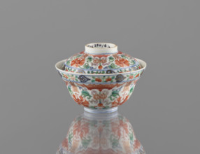 Bowl with lid, Chinese porcelain, Qing dynasty (Qianlong period or Qianlong style), decorated with