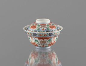 Bowl with a lid; Chinese colored porcelain; Qing dynasty (Qianlong period, 1736–1795); decorated