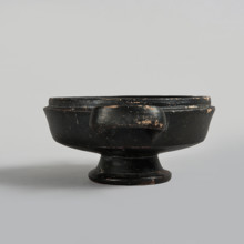 Lekanis, 1st half of the 5th century BC, Greater Greece; vessel; height 8 cm, diameter 10 cm