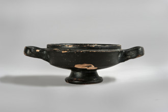 Lekanis, 1st half of the 5th century BC, Greater Greece; vessel; height 8 cm, diameter 10 cm