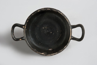 Lekanis, 1st half of the 5th century BC, Greater Greece; vessel; height 8 cm, diameter 10 cm