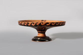 Lekanis lid, author, 1st half of the 5th century BC, Greater Greece; vessel; height 8 cm; diameter