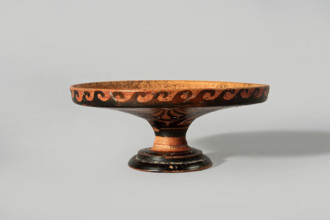 Lekanis lid, author, 1st half of the 5th century BC, Greater Greece, vessel, height 8 cm, diameter