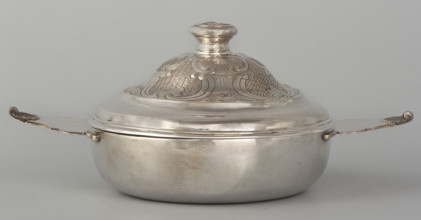 Écuelle by Louis I Dulaurier, goldsmith. Tableware element: body in the form of a smooth circular