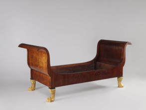 Bed with S-shaped outward-curving pediments of equal height and straight side boards, supported by