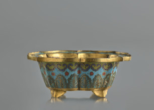 Bowl, Chinese, Qing (1644–1911), 19th century. Cloisonné enamel in Qing (style) with cracked-ice