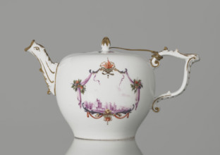 Teapot with lid, Koenigliche Porzellain Fabrique, Meissen (1710–1763); ca. 1750. Porcelain teapot