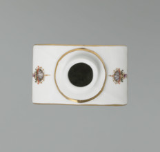 Four-sided tea bowl, Meissen (circa 1750), manufacturer active 1710–1763. Tea bowl with a