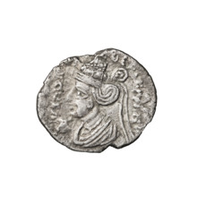 Drachma, 2 BC–4 AD. Obv.: bust of Phraates V facing left, wearing a diadem and decorative costume;