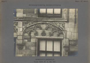 Gemeentelandshuis. Oude Delft WZ No. 167. Blind arch tracery ground floor, Windows of the