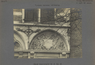 Facade Koornmarkt WZ No. 81. Tympan on the ground floor, Tympanum on the facade of a house on the