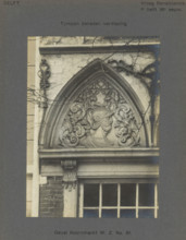 Tympan on the facade of a house on the Koornmarkt in Delft, decorated with a man's head with a