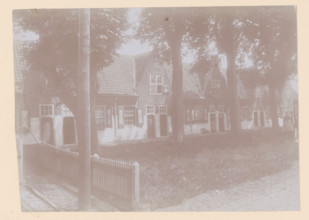Courtyard of the Old Men's House in Naaldwijk, photograph, annotation: 'Facades of the Old Men's