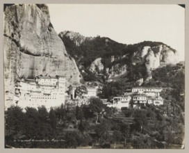 78 Vue générale du monastère de Megaspiléon, View of the monastery of Megaspileon, photograph,