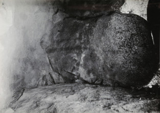 Keystone of the Kerguntuil dolmen, Trégastel, photograph, inscription: 'right - the keystone of the