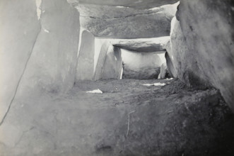 Kerguntuil Dolmen, Trégastel, photograph, inscription: 'afdr, Ban v He, Het interieur van de, allée