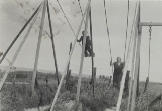 Two people swinging on the beach of Valkeveen, photograph, inscription: 'AN', number: '21',