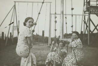 Three women on swings on the beach at Valkeveen, photograph, inscription: 'AM', inscription: