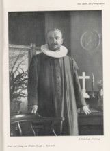 Portrait of an unknown man with collar, page, photomechanical print, inscription: 'Das Atelier aes