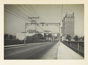 Unknown location in the United States: view in a city, Entrance of a medium-sized American city,