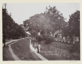 View of a house and the water of Gunung Sahari in Batavia, Goenoeng sahari., album page,