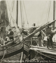 Turkish sailors in a port in Istanbul, Porteurs de pierres turcs, Constantinople, stereograph,
