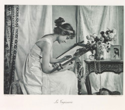 La tapisserie, Weaving woman in an interior, page, photomechanical print, photographer: Constant
