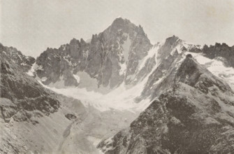 View of the snowy peaks of mountains in Ecrins, Col et dome de neiges des Ecrins, page,