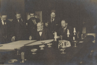 George Hendrik Breitner and others, looking at a portfolio, possibly during an art viewing at Arti