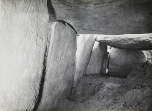 Hunebed van Kerguntuil, Trégastel, photograph, inscription: 'IX, Ban v Heuvel, Allée Couverte de